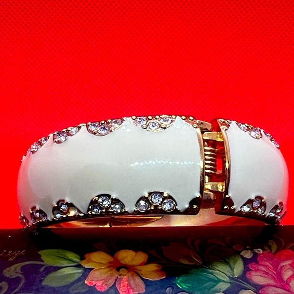 STELLA & DOT SLOAN Cream Rhinestone Enamel Hinged Bangle Bracelet Chunky GoldTon - Picture 1 of 13